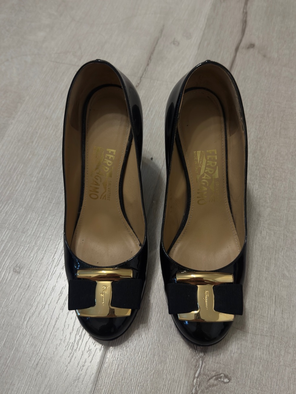 Salvatore Ferragamo Black Patent Vara Bow Block Heel Pumps - Picture 2 of 9